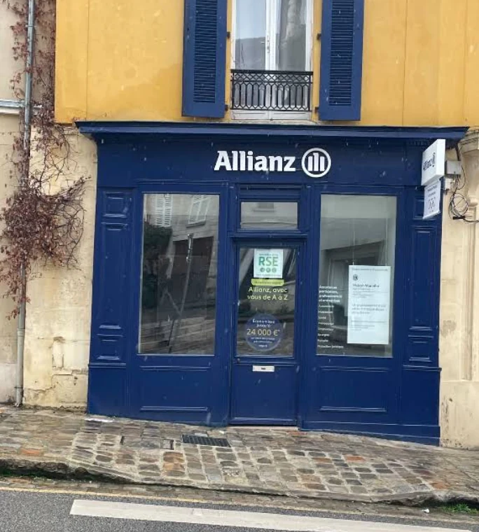 Façade de l’agence de Luzarches, avec son entrée et son enseigne Allianz bleues